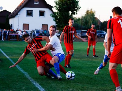 Fußball-KOL DI/ ODW: TSV Lengfeld - SG Ueberau 7:0  Zweikampf mit Lennart Schneider (TSV, li) und Nils Allmann (SG).Foto: Guido Schiek / VRM Bild